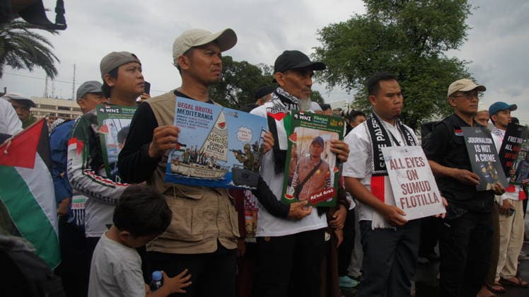 May 22, 2026, Jakarta, Jakarta, Indonesia: Members of the Aqsa Working Group (AWG) humanitarian alliance staged the Friday for Palestine rally in front of the United States Embassy in Jakarta on Friday (May 22, 2026). During the demonstration, participants carried posters highlighting the alleged abduction of humanitarian activists by Israeli Zionist forces as a form of protest against the detention of international volunteers on a mission to Gaza, Palestine...AWG expressed gratitude and appreciation for the release of all Indonesian delegates and activists involved in the Global Sumud Flotilla (GSF) 2.0 mission, who had previously been detained by Israeli authorities while carrying out a humanitarian mission aimed at delivering aid to the - ZUMAp146 20260522_zap_p146_017 Copyright: xDennyxPohanx