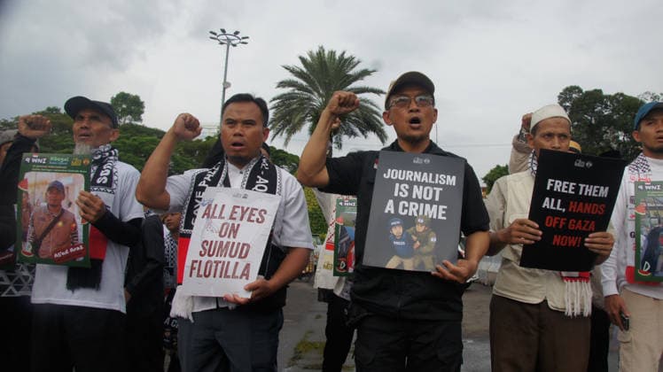 May 22, 2026, Jakarta, Jakarta, Indonesia: Members of the Aqsa Working Group (AWG) humanitarian alliance staged the Friday for Palestine rally in front of the United States Embassy in Jakarta on Friday (May 22, 2026). During the demonstration, participants carried posters highlighting the alleged abduction of humanitarian activists by Israeli Zionist forces as a form of protest against the detention of international volunteers on a mission to Gaza, Palestine...AWG expressed gratitude and appreciation for the release of all Indonesian delegates and activists involved in the Global Sumud Flotilla (GSF) 2.0 mission, who had previously been detained by Israeli authorities while carrying out a humanitarian mission aimed at delivering aid to the - ZUMAp146 20260522_zap_p146_018 Copyright: xDennyxPohanx
