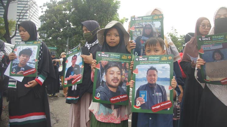 May 22, 2026, Jakarta, Jakarta, Indonesia: Members of the Aqsa Working Group (AWG) humanitarian alliance staged the Friday for Palestine rally in front of the United States Embassy in Jakarta on Friday (May 22, 2026). During the demonstration, participants carried posters highlighting the alleged abduction of humanitarian activists by Israeli Zionist forces as a form of protest against the detention of international volunteers on a mission to Gaza, Palestine...AWG expressed gratitude and appreciation for the release of all Indonesian delegates and activists involved in the Global Sumud Flotilla (GSF) 2.0 mission, who had previously been detained by Israeli authorities while carrying out a humanitarian mission aimed at delivering aid to the - ZUMAp146 20260522_zap_p146_019 Copyright: xDennyxPohanx