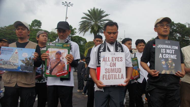 May 22, 2026, Jakarta, Jakarta, Indonesia: Members of the Aqsa Working Group (AWG) humanitarian alliance staged the Friday for Palestine rally in front of the United States Embassy in Jakarta on Friday (May 22, 2026). During the demonstration, participants carried posters highlighting the alleged abduction of humanitarian activists by Israeli Zionist forces as a form of protest against the detention of international volunteers on a mission to Gaza, Palestine...AWG expressed gratitude and appreciation for the release of all Indonesian delegates and activists involved in the Global Sumud Flotilla (GSF) 2.0 mission, who had previously been detained by Israeli authorities while carrying out a humanitarian mission aimed at delivering aid to the - ZUMAp146 20260522_zap_p146_021 Copyright: xDennyxPohanx