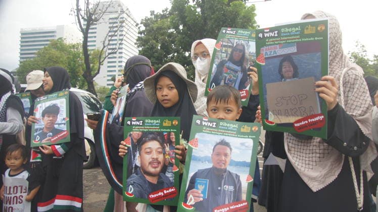 May 22, 2026, Jakarta, Jakarta, Indonesia: Members of the Aqsa Working Group (AWG) humanitarian alliance staged the Friday for Palestine rally in front of the United States Embassy in Jakarta on Friday (May 22, 2026). During the demonstration, participants carried posters highlighting the alleged abduction of humanitarian activists by Israeli Zionist forces as a form of protest against the detention of international volunteers on a mission to Gaza, Palestine...AWG expressed gratitude and appreciation for the release of all Indonesian delegates and activists involved in the Global Sumud Flotilla (GSF) 2.0 mission, who had previously been detained by Israeli authorities while carrying out a humanitarian mission aimed at delivering aid to the - ZUMAp146 20260522_zap_p146_020 Copyright: xDennyxPohanx