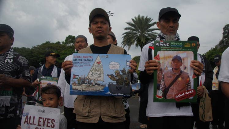 May 22, 2026, Jakarta, Jakarta, Indonesia: Members of the Aqsa Working Group (AWG) humanitarian alliance staged the Friday for Palestine rally in front of the United States Embassy in Jakarta on Friday (May 22, 2026). During the demonstration, participants carried posters highlighting the alleged abduction of humanitarian activists by Israeli Zionist forces as a form of protest against the detention of international volunteers on a mission to Gaza, Palestine...AWG expressed gratitude and appreciation for the release of all Indonesian delegates and activists involved in the Global Sumud Flotilla (GSF) 2.0 mission, who had previously been detained by Israeli authorities while carrying out a humanitarian mission aimed at delivering aid to the - ZUMAp146 20260522_zap_p146_023 Copyright: xDennyxPohanx