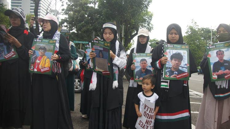 May 22, 2026, Jakarta, Jakarta, Indonesia: Members of the Aqsa Working Group (AWG) humanitarian alliance staged the Friday for Palestine rally in front of the United States Embassy in Jakarta on Friday (May 22, 2026). During the demonstration, participants carried posters highlighting the alleged abduction of humanitarian activists by Israeli Zionist forces as a form of protest against the detention of international volunteers on a mission to Gaza, Palestine...AWG expressed gratitude and appreciation for the release of all Indonesian delegates and activists involved in the Global Sumud Flotilla (GSF) 2.0 mission, who had previously been detained by Israeli authorities while carrying out a humanitarian mission aimed at delivering aid to the - ZUMAp146 20260522_zap_p146_022 Copyright: xDennyxPohanx