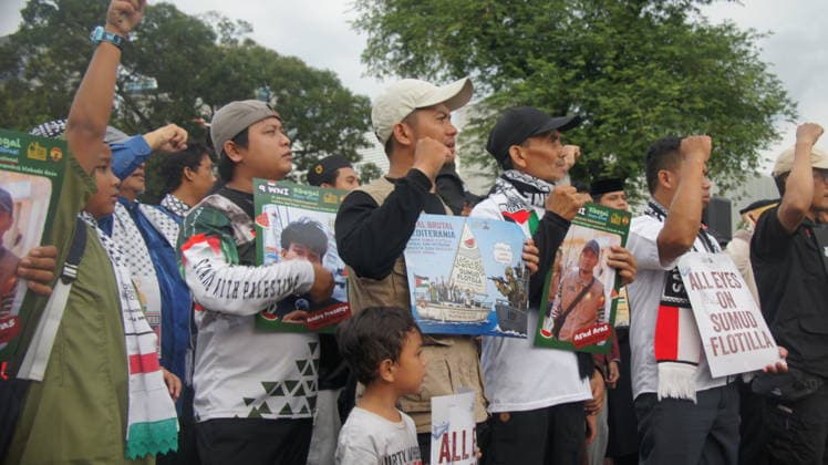 May 22, 2026, Jakarta, Jakarta, Indonesia: Members of the Aqsa Working Group (AWG) humanitarian alliance staged the Friday for Palestine rally in front of the United States Embassy in Jakarta on Friday (May 22, 2026). During the demonstration, participants carried posters highlighting the alleged abduction of humanitarian activists by Israeli Zionist forces as a form of protest against the detention of international volunteers on a mission to Gaza, Palestine...AWG expressed gratitude and appreciation for the release of all Indonesian delegates and activists involved in the Global Sumud Flotilla (GSF) 2.0 mission, who had previously been detained by Israeli authorities while carrying out a humanitarian mission aimed at delivering aid to the - ZUMAp146 20260522_zap_p146_027 Copyright: xDennyxPohanx