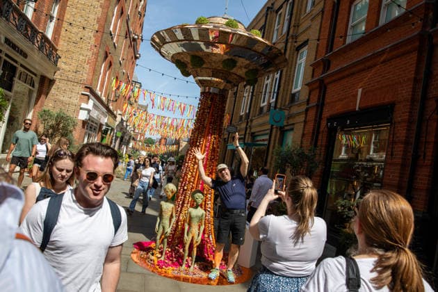 RHS Chelsea Flower Show in London, UK - 22 May 2026 Members of the public pose for photographs in-front of floral displays during the RHS Chelsea Flower Show. After several days of unsettled weather, large crowds gathered along Sloane Street and the surrounding areas on the penultimate day of the 2026 RHS Chelsea Flower Show to view the elaborate floral displays created for the annual event. Visitors lined the streets of Chelsea as retailers, hotels and restaurants unveiled large-scale made from fresh flowers and plants, continuing a tradition that has become closely associated with the world-famous horticultural show. London United Kingdom Copyright: xJamesxWilloughbyx xSOPAxImagesx JWILLOUGHBY_2753