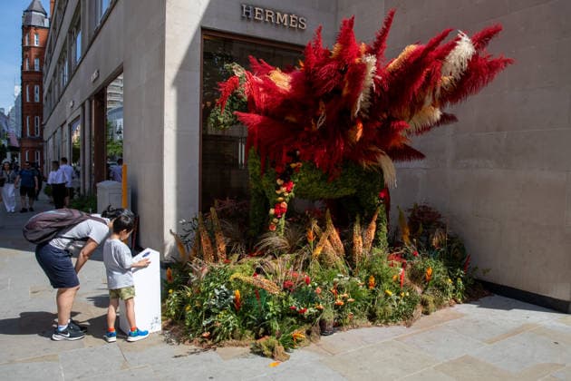 RHS Chelsea Flower Show in London, UK - 22 May 2026 Members of the public inspect floral displays during the RHS Chelsea Flower Show. After several days of unsettled weather, large crowds gathered along Sloane Street and the surrounding areas on the penultimate day of the 2026 RHS Chelsea Flower Show to view the elaborate floral displays created for the annual event. Visitors lined the streets of Chelsea as retailers, hotels and restaurants unveiled large-scale made from fresh flowers and plants, continuing a tradition that has become closely associated with the world-famous horticultural show. London United Kingdom Copyright: xJamesxWilloughbyx xSOPAxImagesx JWILLOUGHBY_2757