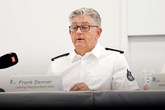 HZA Head Frank Denner, Head of the Cologne Main Customs Office, at the annual press conference of the Cologne Main Customs Office Numerous exhibits from the areas of product counterfeiting, product safety and species protection as well as curious drug stashes are presented on site Cologne, 22 05 2026 NRW Germany Copyright: xChristophxHardtx