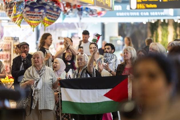 News Bilder des Tages SCHIPHOL - Dutch passengers of the Global Sumud Flotilla arrive at Schiphol Airport. The Dutch nationals were en route to Gaza with the civilian fleet Global Sumud Flotilla and were intercepted by Israel in the Mediterranean Sea. JEROEN JUMELET ANP netherlands out - belgium out  Copyright: xx x559056774x originalFilename: 559056774.jpg