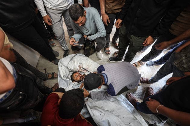 Two Palestinians were killed in Israeli attacks in Gaza GAZA CITY, GAZA, PALESTINE - MAY 22: (EDITORS NOTE: Image depicts death) Relatives of the 27-year-old Palestinian Loay Basal mourn as his body is brought to Al-Shifa Hospital following an Israeli military attack on the eastern part of Gaza City, despite the ongoing ceasefire, on May 22, 2026 in Gaza City, Gaza, Palestine. Two Palestinians were reported killed and several others injured as a result of continued Israeli strikes across the Gaza Strip. Khames Alrefi Anadolu Gaza City Gaza. Editorial use only. Please get in touch for any other usage.  Copyright: x2026xAnadoluxKhamesxAlrefix