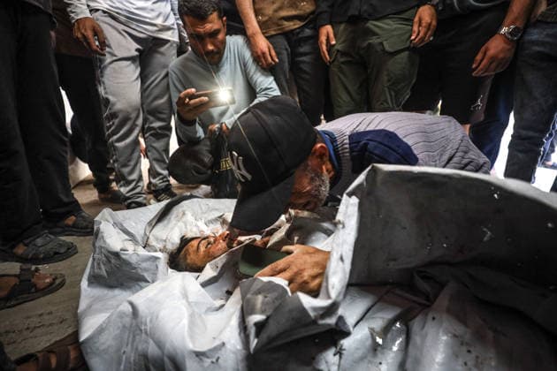 Two Palestinians were killed in Israeli attacks in Gaza GAZA CITY, GAZA, PALESTINE - MAY 22: (EDITORS NOTE: Image depicts death) Relatives of the 27-year-old Palestinian Loay Basal mourn as his body is brought to Al-Shifa Hospital following an Israeli military attack on the eastern part of Gaza City, despite the ongoing ceasefire, on May 22, 2026 in Gaza City, Gaza, Palestine. Two Palestinians were reported killed and several others injured as a result of continued Israeli strikes across the Gaza Strip. Khames Alrefi Anadolu Gaza City Gaza. Editorial use only. Please get in touch for any other usage.  Copyright: x2026xAnadoluxKhamesxAlrefix