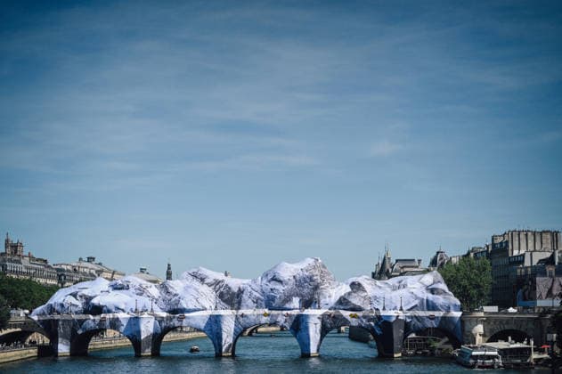 La Caverne du Pont, a temporary monumental work of art on the Pont Neuf signed by the artist JR La Caverne du Pont, une oeuvre dart monumentale éphémère sur le Pont Neuf signée de lartiste JR 456656 2026 05 22 sans perso  Copyright: xBarbaraxNeymanx xStarfacex STAR_456656_006