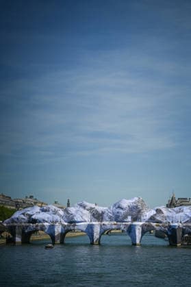 La Caverne du Pont, a temporary monumental work of art on the Pont Neuf signed by the artist JR La Caverne du Pont, une oeuvre dart monumentale éphémère sur le Pont Neuf signée de lartiste JR 456656 2026 05 22 sans perso  Copyright: xBarbaraxNeymanx xStarfacex STAR_456656_007