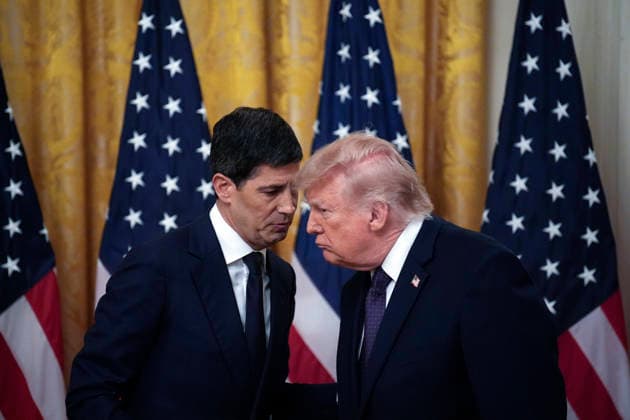 May 22, 2026, Washington, Dc, USA: US President Donald Trump chats with Kevin Warsh during his swearing-In ceremony as the new Chairman of the Federal Reserve in the East Room of the White House in Washington on May 22, 2026. ABACAPRESS.COM Washington USA  - ZUMAs152 20260522_faa_s152_039 Copyright: xYurixGripasx