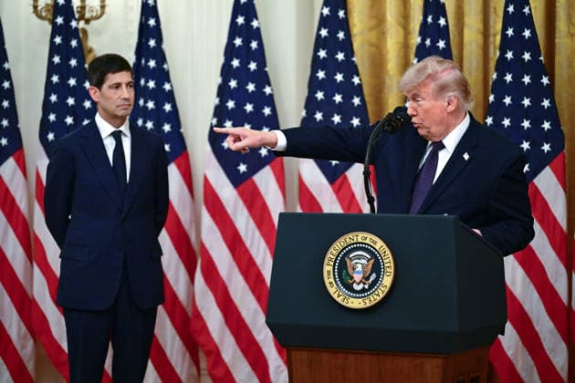 May 22, 2026, Washington, District Of Columbia, USA: United States President Donald J Trump, right, gestures as he participates in the swearing-in ceremony for Kevin Warsh, Chair of the Board of Governors of the Federal Reserve System, left, in the East Room of the White House in Washington, DC, USA, on Friday, May 22, 2026 Washington USA - ZUMAs152 20260522_faa_s152_035 Copyright: xKylexMazzax-xNUFxxviaxCNPx