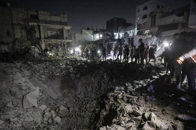 Israeli army continues attacking Gaza despite ceasefire BUREIJ, GAZA, PALESTINE - MAY 22: Palestinians inspect the destruction amid the rubble of destroyed buildings following heavy Israeli air strikes targeting the Nuseirat and Bureij refugee camps in the central Gaza Strip, Palestine on May 22, 2026. The aerial bombardments completely flattened several residential structures and caused extensive damage to neighboring homes, leaving a large number of civilians injured. Moiz Salhi Anadolu Bureij Gaza. Editorial use only. Please get in touch for any other usage.  Copyright: x2026xAnadoluxMoizxSalhix
