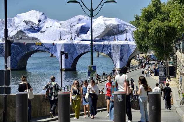 Pont Neuf Cave Unveiled To Parisians - Paris The Pont Neuf cave, JR s ephemeral monumental work measuring 120 meters long and 18 meters high, is unveiled to Parisians, on May 22, 2026, before its official opening on June 6, paying homage to Christo and Jeanne-Claude s 1985 work The Pont Neuf Wrapped and remaining visible until June 28, 2026. Photo by Karim Ait Adjedjou ABACAPRESS.COM Paris France  Copyright: xAitxAdjedjouxKarim ABACAx