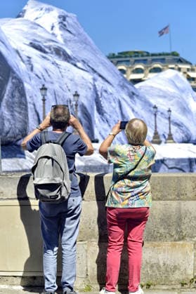 Pont Neuf Cave Unveiled To Parisians - Paris The Pont Neuf cave, JR s ephemeral monumental work measuring 120 meters long and 18 meters high, is unveiled to Parisians, on May 22, 2026, before its official opening on June 6, paying homage to Christo and Jeanne-Claude s 1985 work The Pont Neuf Wrapped and remaining visible until June 28, 2026. Photo by Karim Ait Adjedjou ABACAPRESS.COM Paris France  Copyright: xAitxAdjedjouxKarim ABACAx