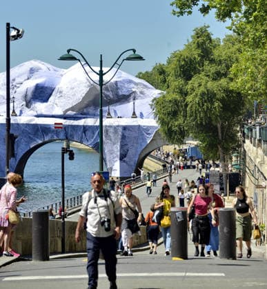 Pont Neuf Cave Unveiled To Parisians - Paris The Pont Neuf cave, JR s ephemeral monumental work measuring 120 meters long and 18 meters high, is unveiled to Parisians, on May 22, 2026, before its official opening on June 6, paying homage to Christo and Jeanne-Claude s 1985 work The Pont Neuf Wrapped and remaining visible until June 28, 2026. Photo by Karim Ait Adjedjou ABACAPRESS.COM Paris France  Copyright: xAitxAdjedjouxKarim ABACAx