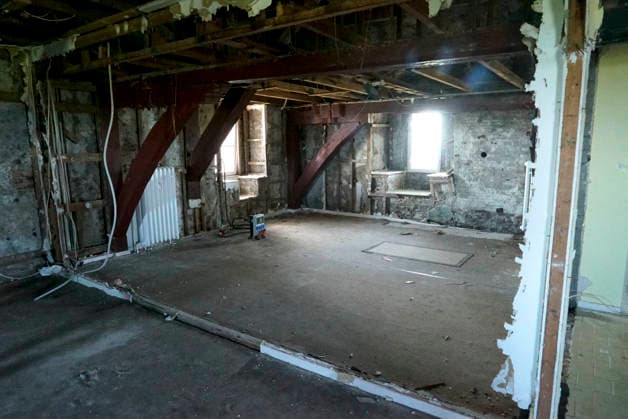 CNTV NEUWERK Exterior view Interior refurbishment Room Room on the island of Neuwerk on the occasion of the tower refurbishment 22 05 2026 Since 1310, the listed Neuwerk weir and lighthouse has dominated the island as the oldest secular building in Hamburg and the oldest lighthouse on the German North Sea coast This unique building is now being extensively r