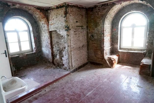 CNTV NEUWERK Exterior view Interior refurbishment Room Room on the island of Neuwerk on the occasion of the tower refurbishment 22 05 2026 Since 1310, the listed Neuwerk weir and lighthouse has dominated the island as the oldest secular building in Hamburg and the oldest lighthouse on the German North Sea coast This unique building is now being extensively r