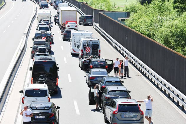 23 05 2026 Switzerland Canton Uri Traffic jam Picture traffic jam on the Gotthard highway People standing on the highway