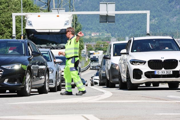 23 05 2026 Switzerland Canton of Uri Traffic jam picture Pentecost traffic jam on the Gotthard highway Folder shows the direction