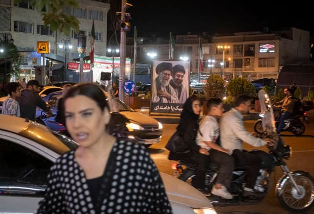 Daily Life In Iran Amid Threat About New Possible War A banner depicting portraits of Iran s late and new Supreme Leaders Ayatollah Ali Khamenei and Ayatollah Mojtaba Khamenei is displayed in a square in a business district in downtown Tehran, Iran, on May 22, 2026. U.S. President Donald Trump has indicated the possibility of military action against Iran if no agreement is reached with Iranian officials. Tehran Tehran Iran  Copyright: xMortezaxNikoubazlx originalFilename: nikoubazl-dailylif260522_npER0