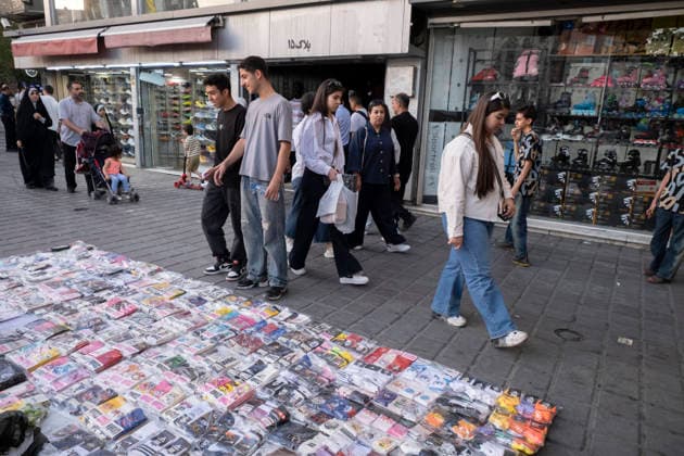 Daily Life In Iran Amid Threat About New Possible War Iranians walk past a sidewalk vendor in a business district in downtown Tehran, Iran, on May 22, 2026. U.S. President Donald Trump is reported to be considering military action against Iran if no agreement is reached with Iranian officials. Tehran Tehran Iran  Copyright: xMortezaxNikoubazlx originalFilename: nikoubazl-dailylif260522_np9Px.jpg