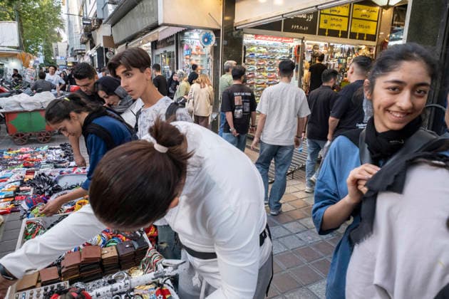 Daily Life In Iran Amid Threat About New Possible War Iranian youths shop from a sidewalk vendor in a business district in downtown Tehran, Iran, on May 22, 2026. U.S. President Donald Trump is reportedly considering military action against Iran if no agreement is reached with Iranian officials. Tehran Tehran Iran  Copyright: xMortezaxNikoubazlx originalFilename: nikoubazl-dailylif260522_npqiT