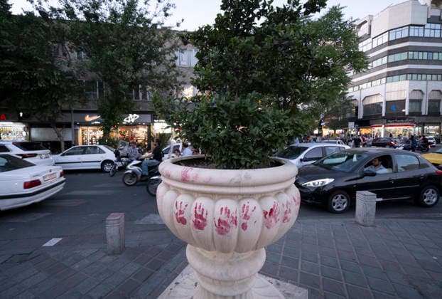 Daily Life In Iran Amid Threat About New Possible War Red handprints are pictured on a vase placed on a sidewalk in a business district in downtown Tehran, Iran, on May 22, 2026. U.S. President Donald Trump is reported to be considering military action against Iran if no agreement is reached with Iranian officials. Tehran Tehran Iran  Copyright: xMortezaxNikoubazlx originalFilename: nikoubazl-dailylif260522_npHnD