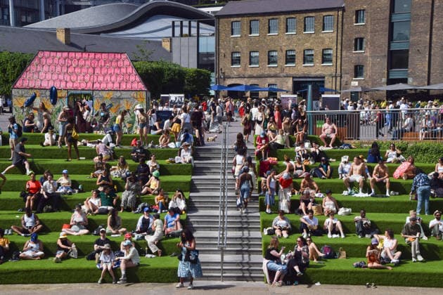 May 23, 2026, London, England, United Kingdom: People enjoy the sunshine on the steps in Granary Square in King s Cross as temperatures soar in the capital. London United Kingdom  - ZUMAv130 20260523_zip_v130_003 Copyright: xVukxValcicx