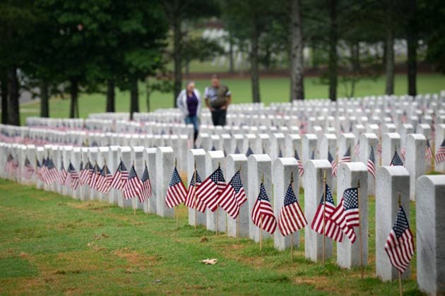 May 23, 2026, Canton, Georgia, USA: Volunteers place U.S. flags on veteransÃ¢â‚¬â ¢ graves during Memorial Day celebration at the Georgia National Cemetery. Canton USA - ZUMAn03_ 20260523_zaf_n03_006 Copyright: xRobinxRaynex