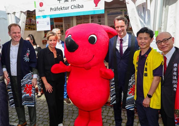 Japan Day 2026 in Düsseldorf, unique cultural festival in the state capital of NRW Düsseldorfs Lord Mayor Dr. Stephan Keller with NRW Minister President Hendrik Wüst and NRW Minister Mona Neubaur, a Japanese stand representative and the Japanese Consul General Yoshitaka Tsunoda on a tour of Düsseldorf Burgplatz NRW Germany