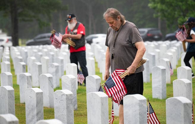 May 23, 2026, Canton, Georgia, USA: Bob Hathaway from Kennesaw joins scores of volunteers to place U.S. flags on veteransÃ¢â‚¬â ¢ graves during Memorial Day celebration at the Georgia National Cemetery. Canton USA - ZUMAn03_ 20260523_zaf_n03_007 Copyright: xRobinxRaynex