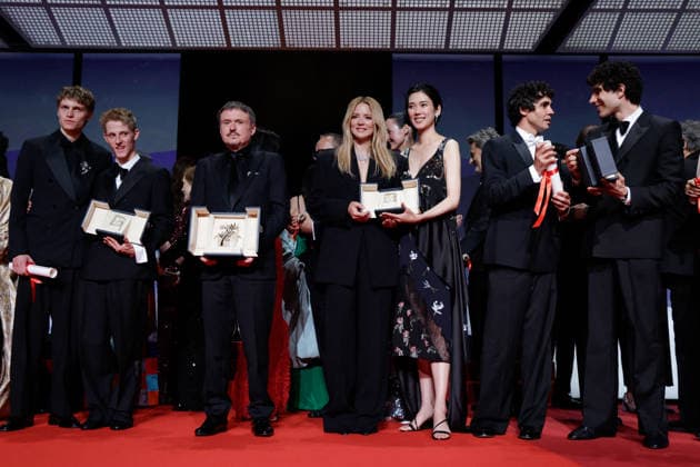 Marie Clémentine Dusabejambo, Emmanuel Macchia, Valentin Campagne, Cristian Mungiu, Tao Okamoto, Virginie Efira, Park Chan wook, Javier Ambrossi , Javier Calvo Cérémonie de clôture du 79ème Festival International du Film de Cannes, le 23 mai 2026 Borde Jacovides Moreau Bestimage Closing ceremony of the 79th Cannes International Film Festival Opening ceremony on May 23, 2026 Cannes France Copyright: xOLIVIERxBORDEx xBESTIMAGExOLIVIERxBORDEx xBESTIMAGEx