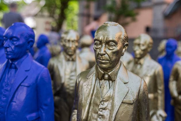 Adenauer art installation in Bad Honnef 23 05 26 Art installation by artist Ottmar Hörl with 200 gold and blue sculptures of the first Federal Chancellor Konrad Adenauer on the church square in Bad Honnef The presentat Copyright: xMarcxJohnx