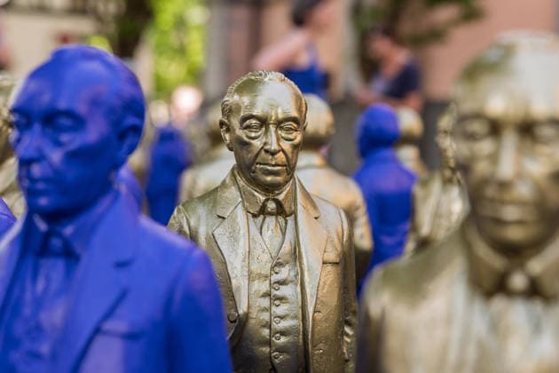 Adenauer art installation in Bad Honnef 23 05 26 Art installation by artist Ottmar Hörl with 200 gold and blue sculptures of the first Federal Chancellor Konrad Adenauer on the church square in Bad Honnef The presentat Copyright: xMarcxJohnx