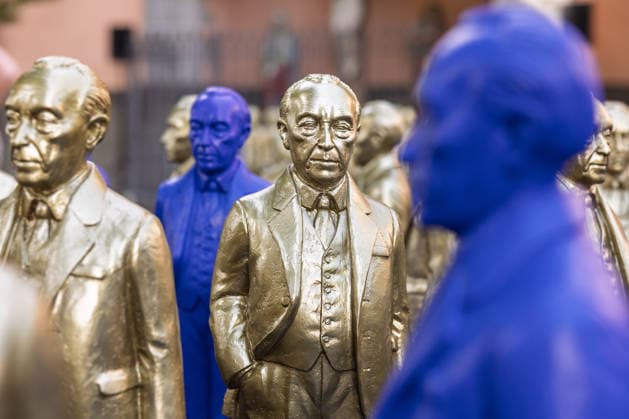 Adenauer art installation in Bad Honnef 23 05 26 Art installation by artist Ottmar Hörl with 200 gold and blue sculptures of the first Federal Chancellor Konrad Adenauer on the church square in Bad Honnef The presentat Copyright: xMarcxJohnx