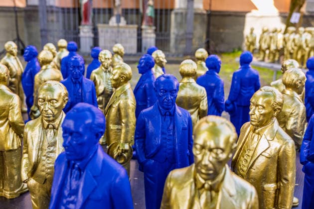 Adenauer art installation in Bad Honnef 23 05 26 Art installation by artist Ottmar Hörl with 200 gold and blue sculptures of the first Federal Chancellor Konrad Adenauer on the church square in Bad Honnef The presentat Copyright: xMarcxJohnx