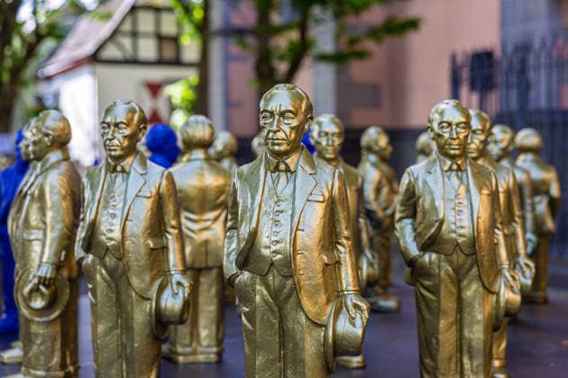 Adenauer art installation in Bad Honnef 23 05 26 Art installation by artist Ottmar Hörl with 200 gold and blue sculptures of the first Federal Chancellor Konrad Adenauer on the church square in Bad Honnef The presentat Copyright: xMarcxJohnx