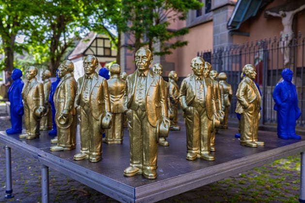 Adenauer art installation in Bad Honnef 23 05 26 Art installation by artist Ottmar Hörl with 200 gold and blue sculptures of the first Federal Chancellor Konrad Adenauer on the church square in Bad Honnef The presentat Copyright: xMarcxJohnx