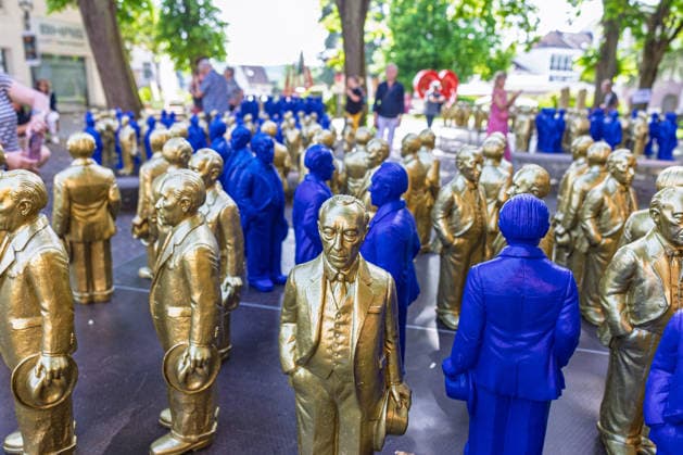 Adenauer art installation in Bad Honnef 23 05 26 Art installation by artist Ottmar Hörl with 200 gold and blue sculptures of the first Federal Chancellor Konrad Adenauer on the church square in Bad Honnef The presentat Copyright: xMarcxJohnx