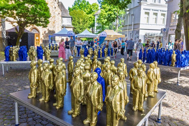 Adenauer art installation in Bad Honnef 23 05 26 Art installation by artist Ottmar Hörl with 200 gold and blue sculptures of the first Federal Chancellor Konrad Adenauer on the church square in Bad Honnef The presentat Copyright: xMarcxJohnx