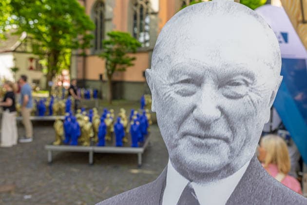 Adenauer art installation in Bad Honnef 23 05 26 Art installation by artist Ottmar Hörl with 200 gold and blue sculptures of the first Federal Chancellor Konrad Adenauer on the church square in Bad Honnef The presentat Copyright: xMarcxJohnx