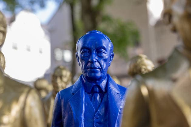 Adenauer art installation in Bad Honnef 23 05 26 Art installation by artist Ottmar Hörl with 200 gold and blue sculptures of the first Federal Chancellor Konrad Adenauer on the church square in Bad Honnef The presentat Copyright: xMarcxJohnx