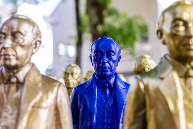 Adenauer art installation in Bad Honnef 23 05 26 Art installation by artist Ottmar Hörl with 200 gold and blue sculptures of the first Federal Chancellor Konrad Adenauer on the church square in Bad Honnef The presentat Copyright: xMarcxJohnx