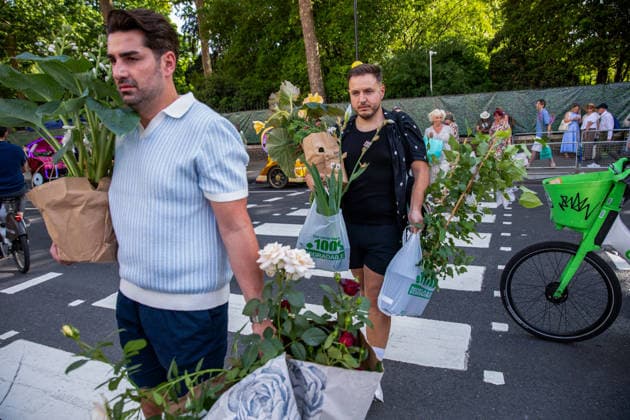 May 23, 2026, London, United Kingdom: Members of the public walk over a Zebra crossing after buying plants from the final day of RHS Chelsea Flower Show. Members of the public leave the Chelsea Flower Show carrying flowers, plants, and garden ornaments purchased from the exhibition displays on the event™s final day. As the famous horticultural showcase drew to a close, visitors were seen transporting blooms, shrubs and decorative items through the streets of Chelsea after buying pieces from the award-winning gardens and floral exhibits. London United Kingdom - ZUMAs197 20260523_aaa_s197_527 Copyright: xJamesxWilloughbyx
