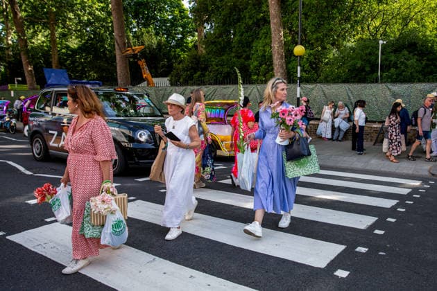 May 23, 2026, London, United Kingdom: Members of the public walk over a Zebra crossing after buying plants from the final day of RHS Chelsea Flower Show. Members of the public leave the Chelsea Flower Show carrying flowers, plants, and garden ornaments purchased from the exhibition displays on the event™s final day. As the famous horticultural showcase drew to a close, visitors were seen transporting blooms, shrubs and decorative items through the streets of Chelsea after buying pieces from the award-winning gardens and floral exhibits. London United Kingdom - ZUMAs197 20260523_aaa_s197_519 Copyright: xJamesxWilloughbyx