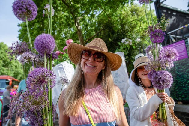 May 23, 2026, London, United Kingdom: A visitor to the last day of the RHS Chelsea Flower Show stands holding a purple flowering plant. Members of the public leave the Chelsea Flower Show carrying flowers, plants, and garden ornaments purchased from the exhibition displays on the event™s final day. As the famous horticultural showcase drew to a close, visitors were seen transporting blooms, shrubs and decorative items through the streets of Chelsea after buying pieces from the award-winning gardens and floral exhibits. London United Kingdom - ZUMAs197 20260523_aaa_s197_495 Copyright: xJamesxWilloughbyx