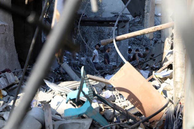 Israeli attacks continue in Gaza DEIR AL-BALAH, GAZA, PALESTINE - MAY 24: Palestinians inspect the rubble after the Israeli army demolished a building in western Deir al-Balah late at night despite the ceasefire, following threats forcing residents to flee the area on May 24, 2026, in Deir al-Balah, Gaza. Khalil Ramzi Alkahlut Anadolu Deir Al Balah Gaza. Editorial use only. Please get in touch for any other usage.  Copyright: x2026xAnadoluxKhalilxRamzixAlkahlutx